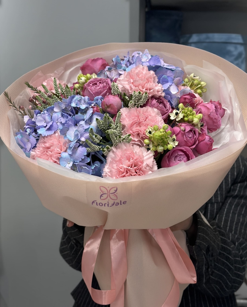 klassicheskiy-buket-velyvet-nayt:-buket,-kotoryy-nadolgo-ostaetsya-v-pamyati