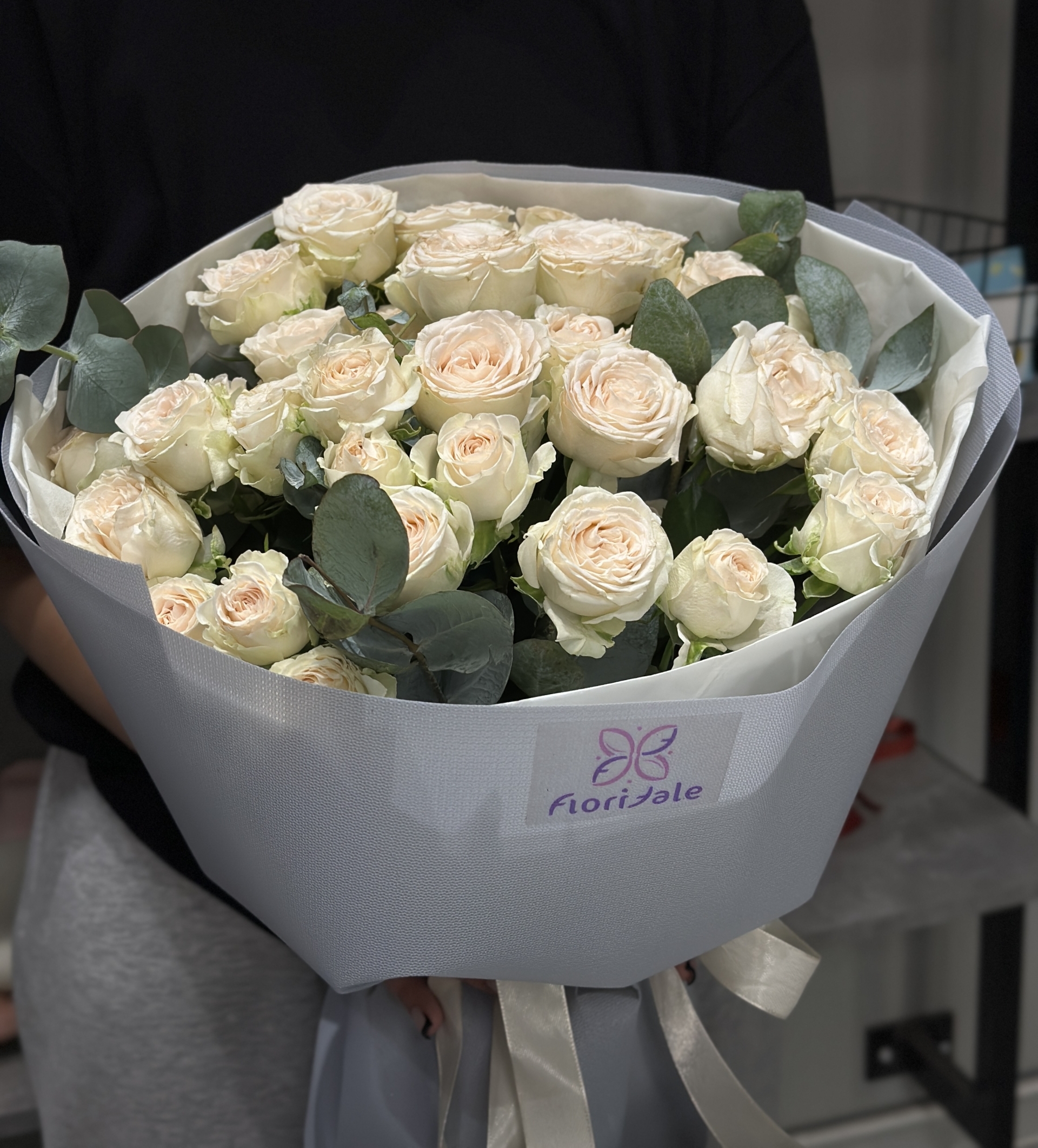 buket-kustovyh-roz-bon-bon:-krasota-v-prostote