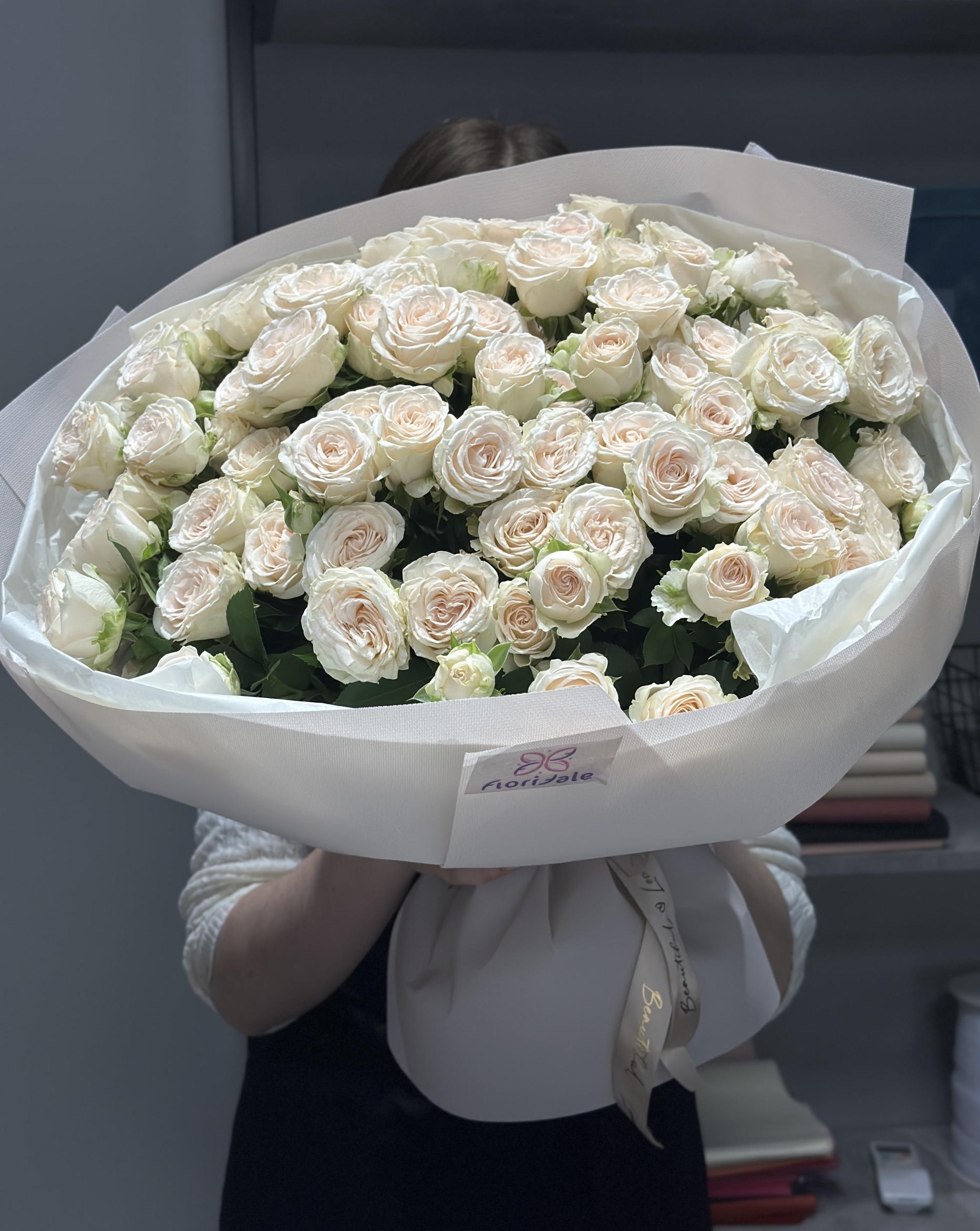 buket-kustovyh-roz-tach:-prikosnovenie-romantiki